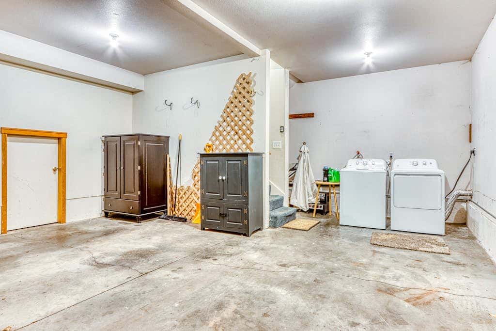 Westside Craftsman with enclosed yard & jetted tub