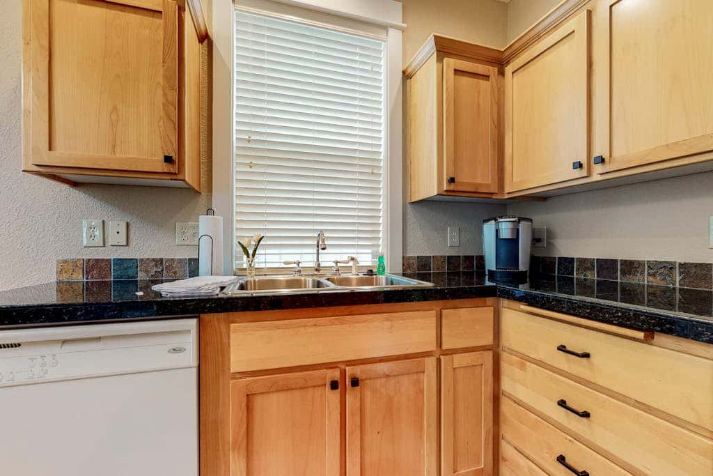 Secluded & sunlit desert oasis with pool, hot tub, tennis courts, & fireplace