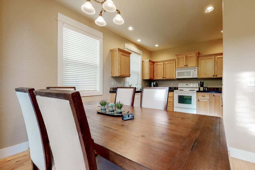 Secluded & sunlit desert oasis with pool, hot tub, tennis courts, & fireplace