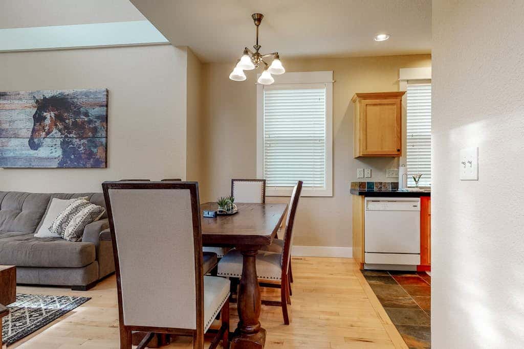 Secluded & sunlit desert oasis with pool, hot tub, tennis courts, & fireplace