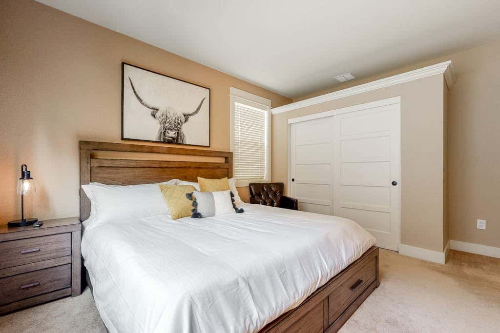 Secluded & sunlit desert oasis with pool, hot tub, tennis courts, & fireplace