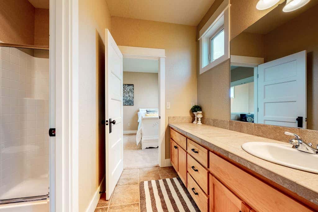 Secluded & sunlit desert oasis with pool, hot tub, tennis courts, & fireplace