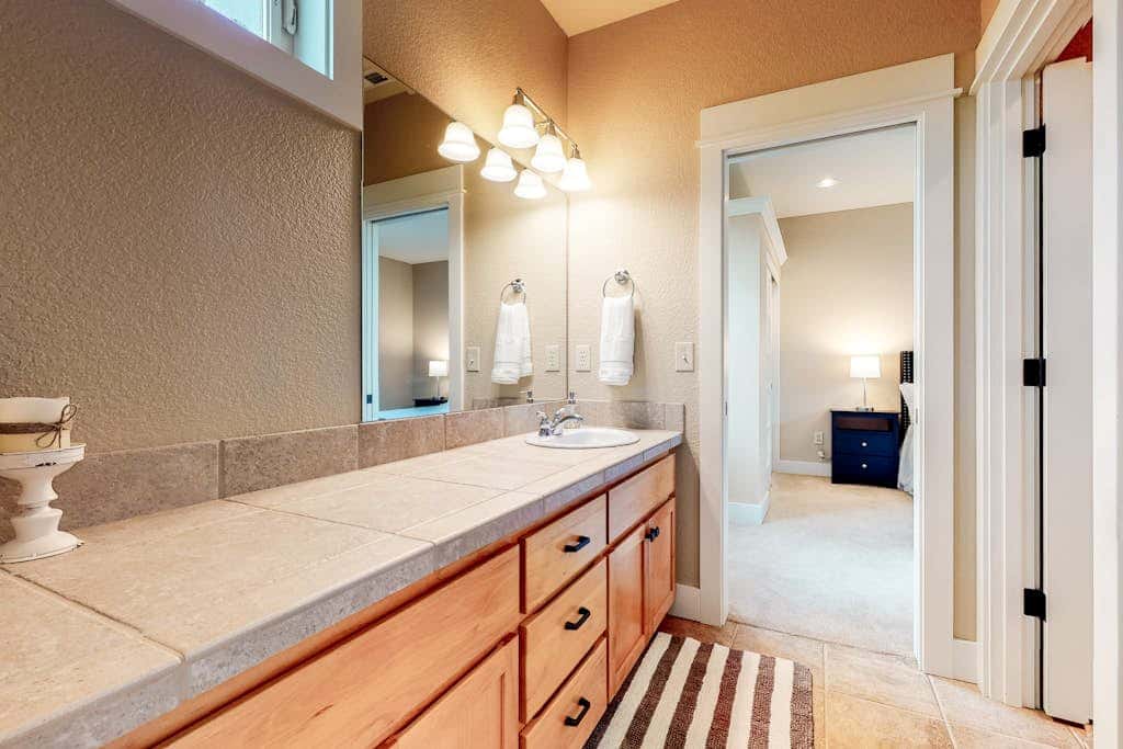 Secluded & sunlit desert oasis with pool, hot tub, tennis courts, & fireplace