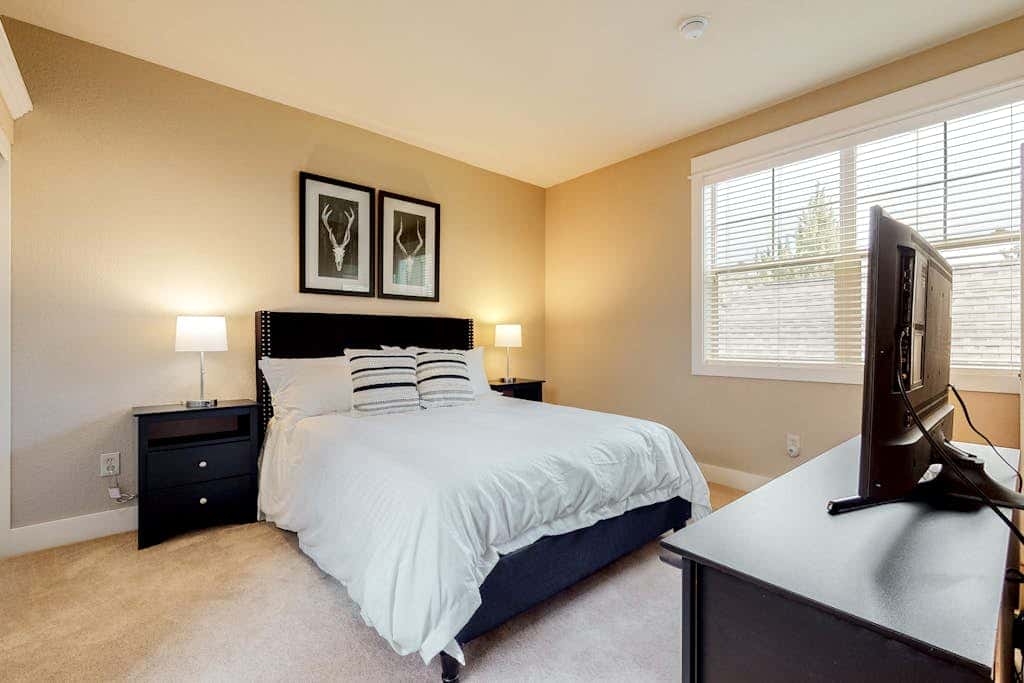 Secluded & sunlit desert oasis with pool, hot tub, tennis courts, & fireplace