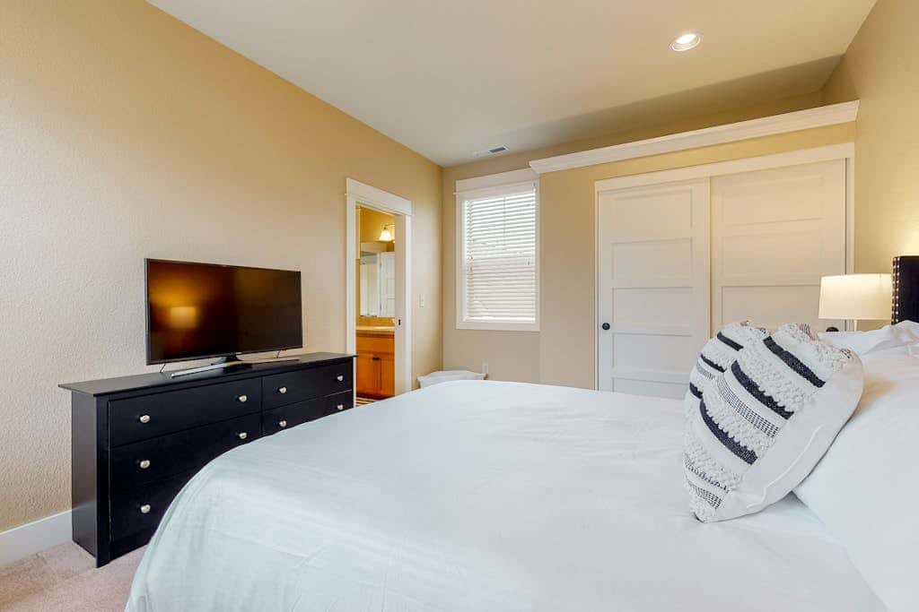 Secluded & sunlit desert oasis with pool, hot tub, tennis courts, & fireplace