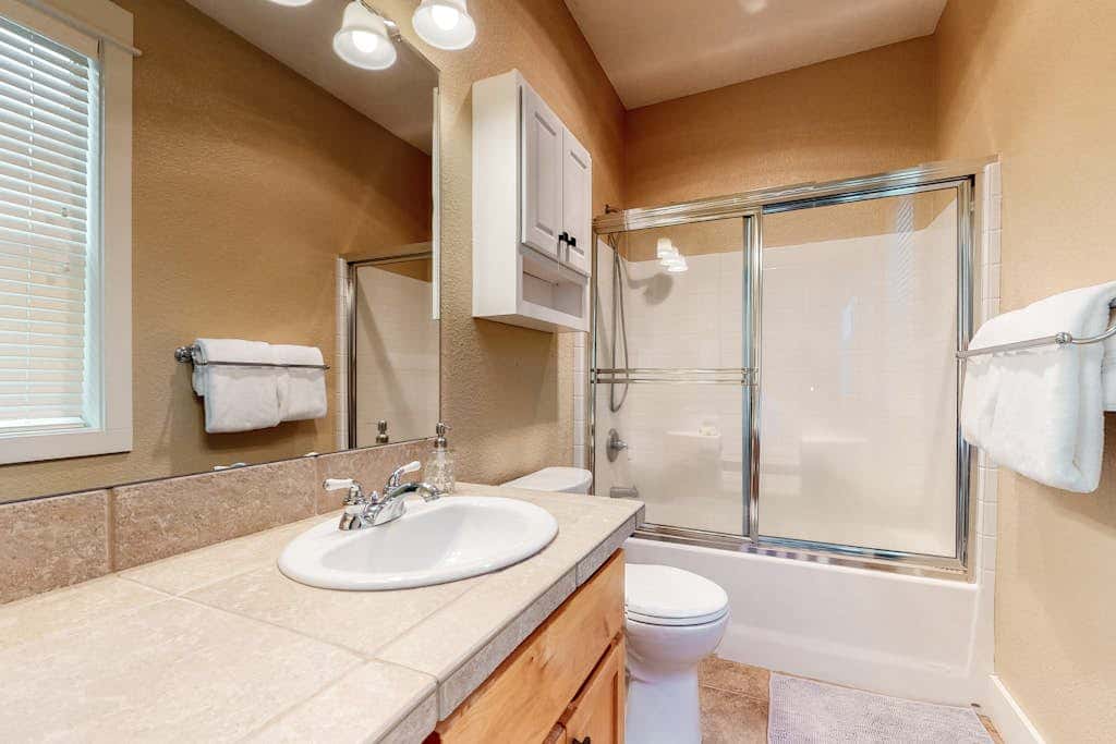 Secluded & sunlit desert oasis with pool, hot tub, tennis courts, & fireplace