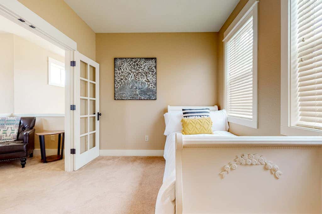 Secluded & sunlit desert oasis with pool, hot tub, tennis courts, & fireplace