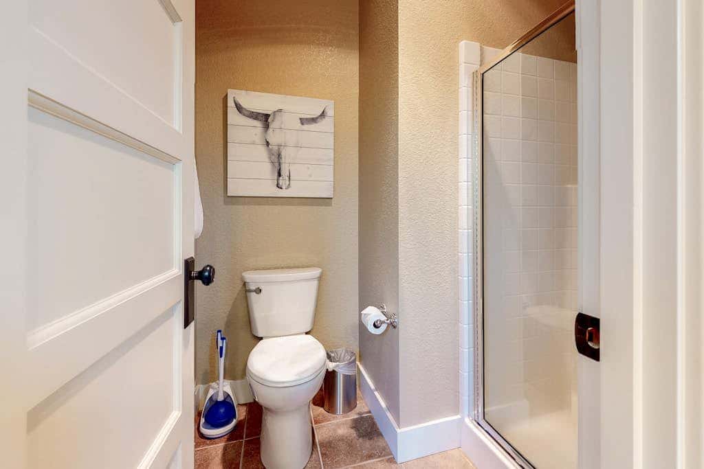 Secluded & sunlit desert oasis with pool, hot tub, tennis courts, & fireplace