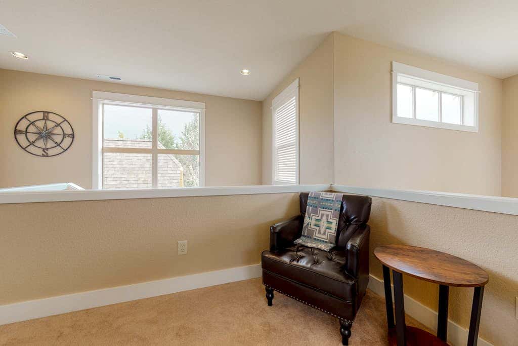 Secluded & sunlit desert oasis with pool, hot tub, tennis courts, & fireplace
