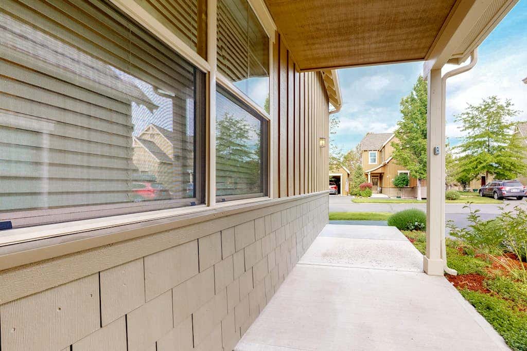 Secluded & sunlit desert oasis with pool, hot tub, tennis courts, & fireplace