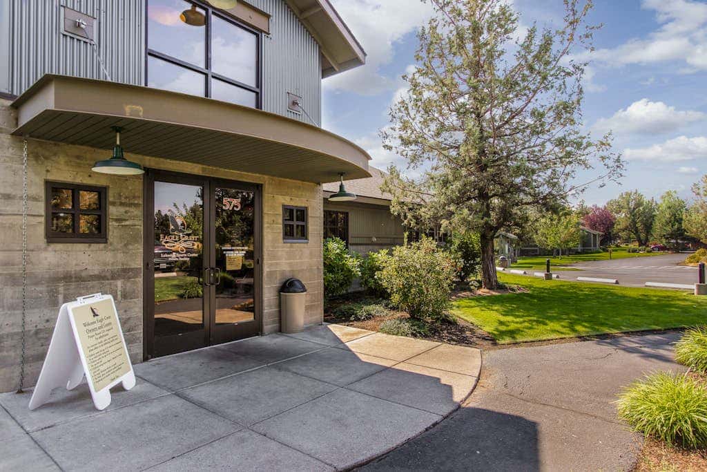 Secluded & sunlit desert oasis with pool, hot tub, tennis courts, & fireplace