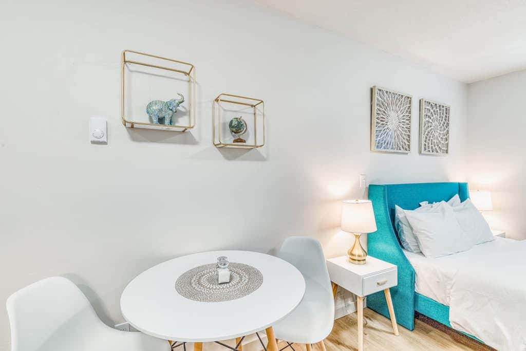 Downtown studio - walk to University - full kitchen, dog-friendly, washer/dryer
