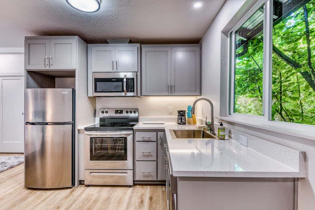 Downtown studio - walk to University - full kitchen, dog-friendly, washer/dryer