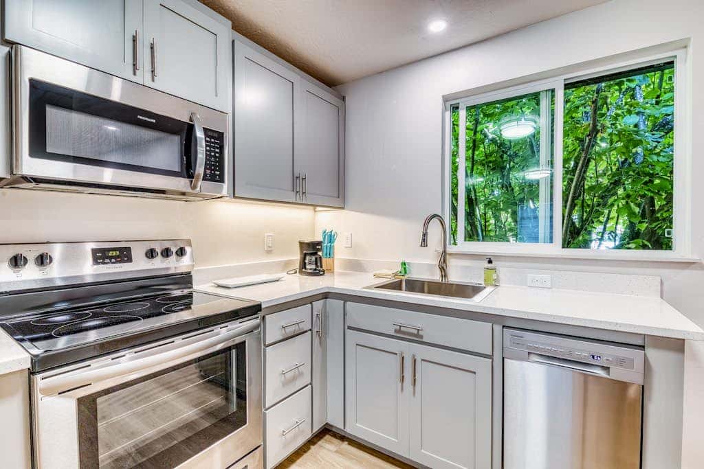 Downtown studio - walk to University - full kitchen, dog-friendly, washer/dryer