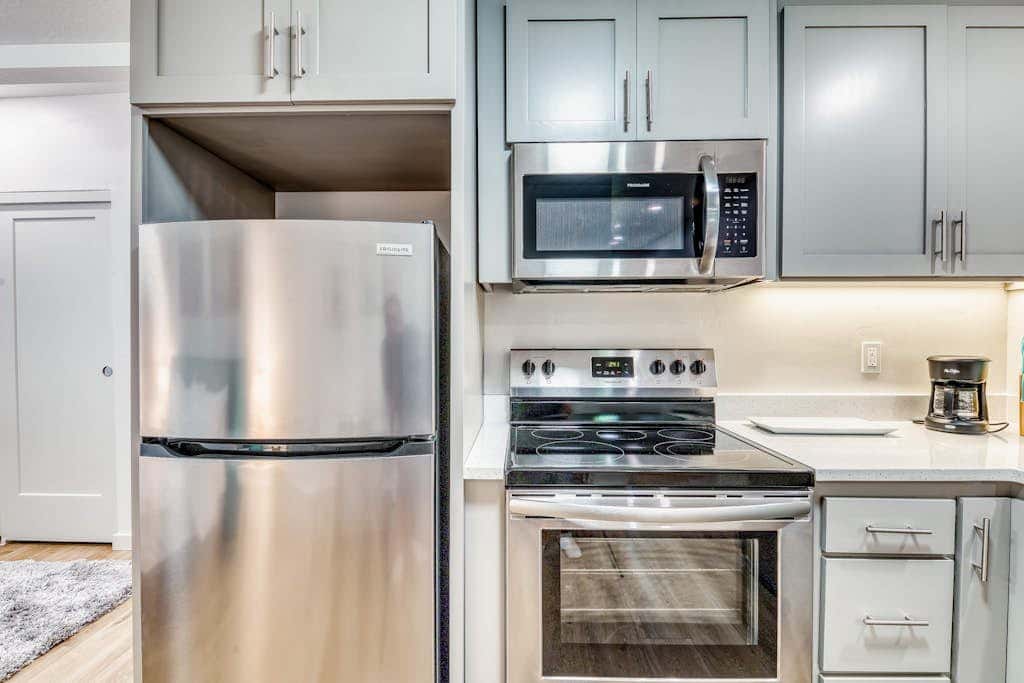 Downtown studio - walk to University - full kitchen, dog-friendly, washer/dryer