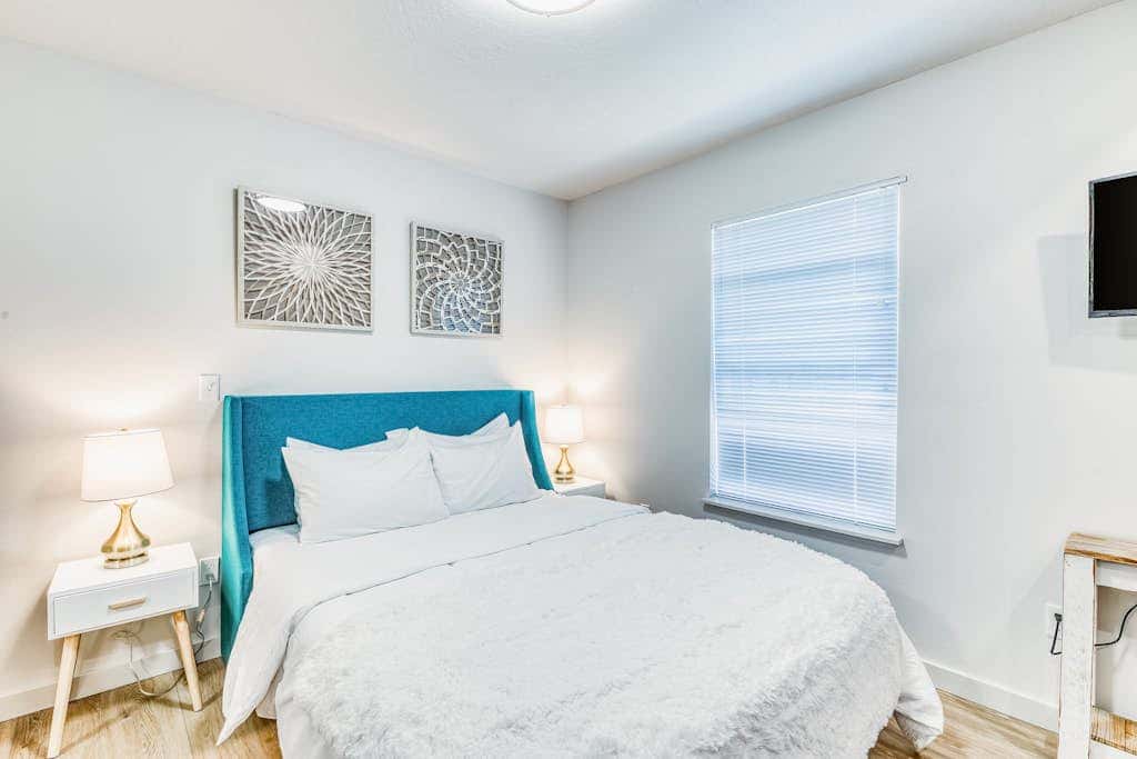 Downtown studio - walk to University - full kitchen, dog-friendly, washer/dryer