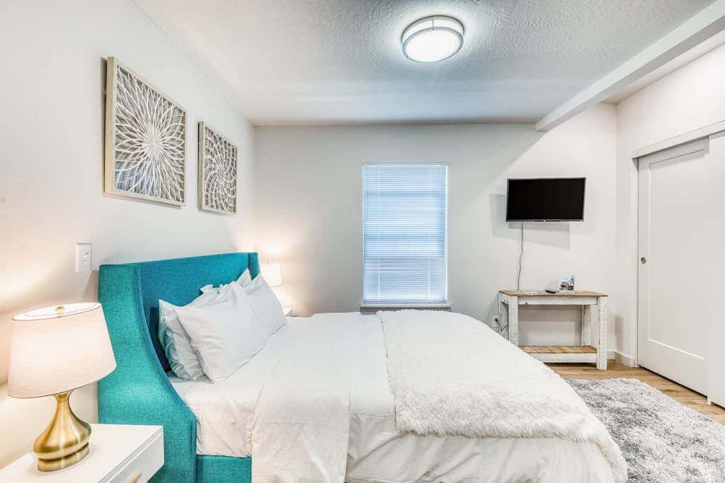 Downtown studio - walk to University - full kitchen, dog-friendly, washer/dryer