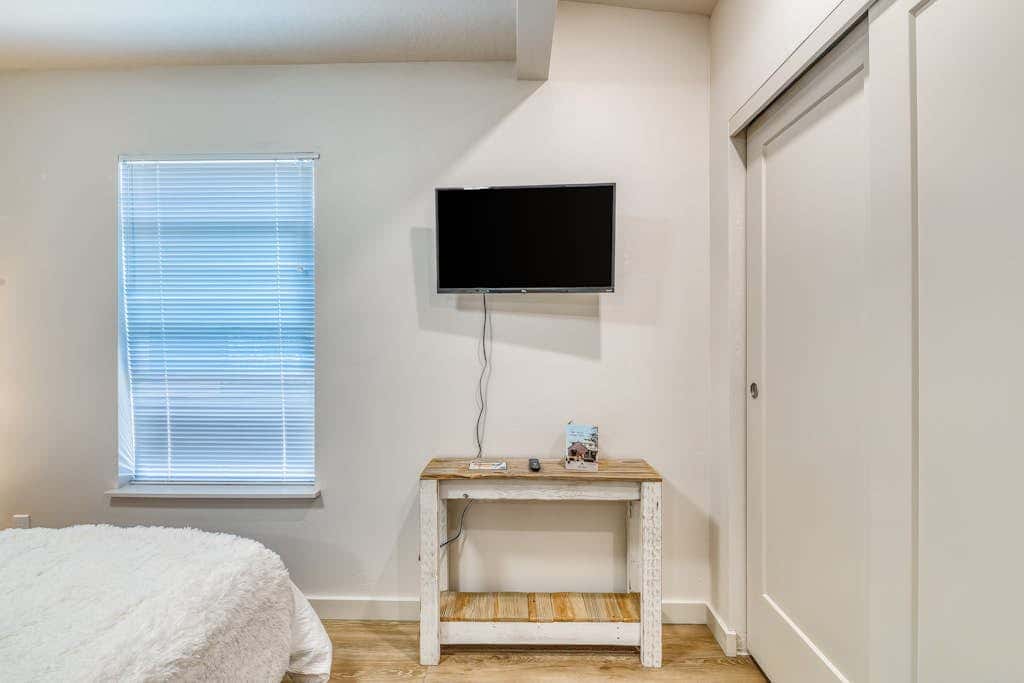 Downtown studio - walk to University - full kitchen, dog-friendly, washer/dryer