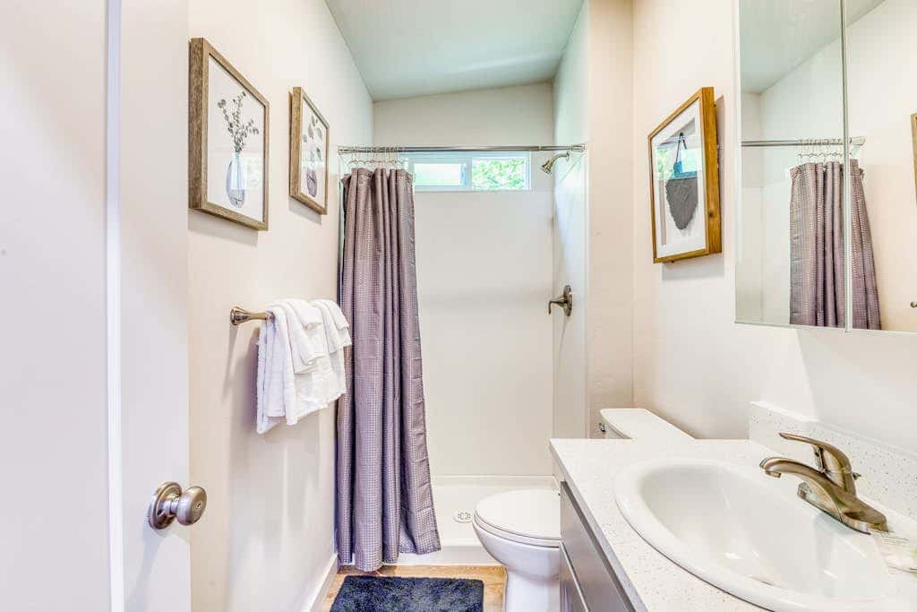 Downtown studio - walk to University - full kitchen, dog-friendly, washer/dryer