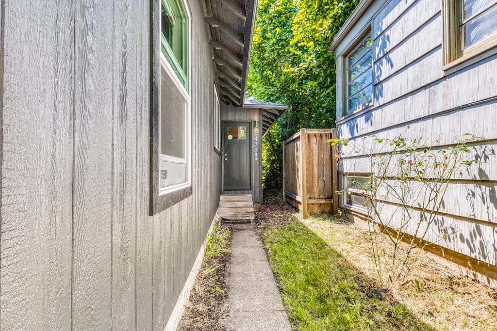 Downtown studio - walk to University - full kitchen, dog-friendly, washer/dryer