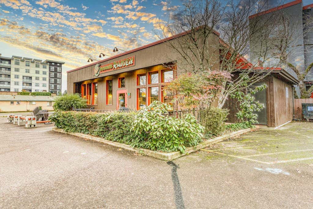 Downtown studio - walk to University - full kitchen, dog-friendly, washer/dryer