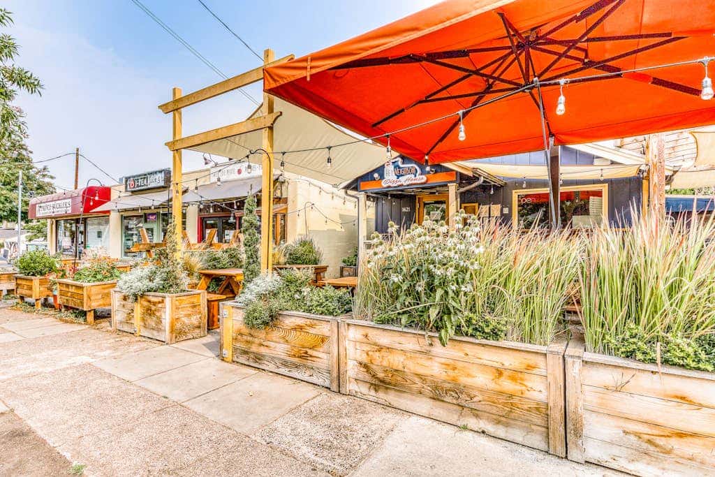 Downtown studio - walk to University - full kitchen, dog-friendly, washer/dryer