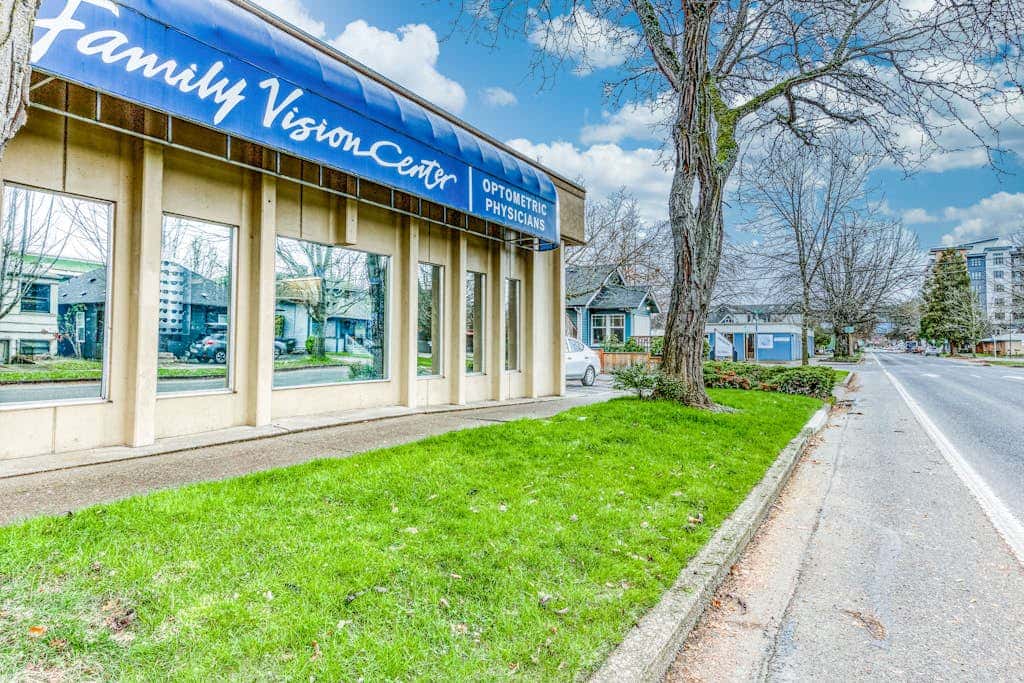 Downtown studio - walk to University - full kitchen, dog-friendly, washer/dryer