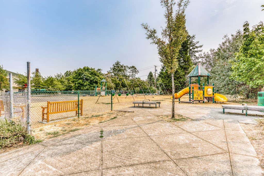 Downtown studio - walk to University - full kitchen, dog-friendly, washer/dryer