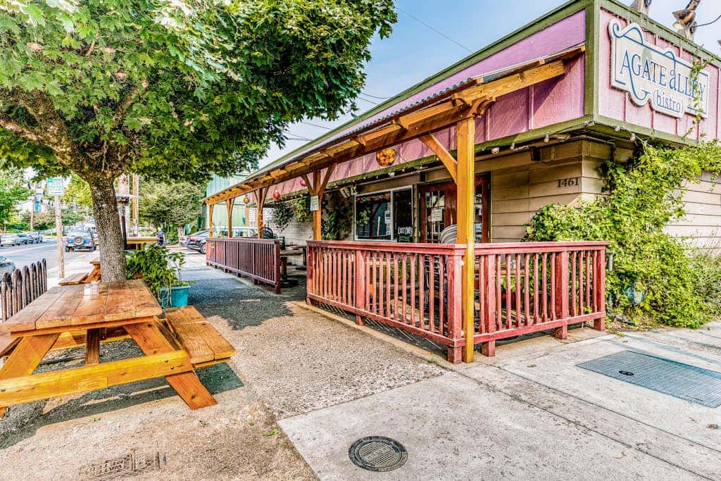 Downtown studio - walk to University - full kitchen, dog-friendly, washer/dryer