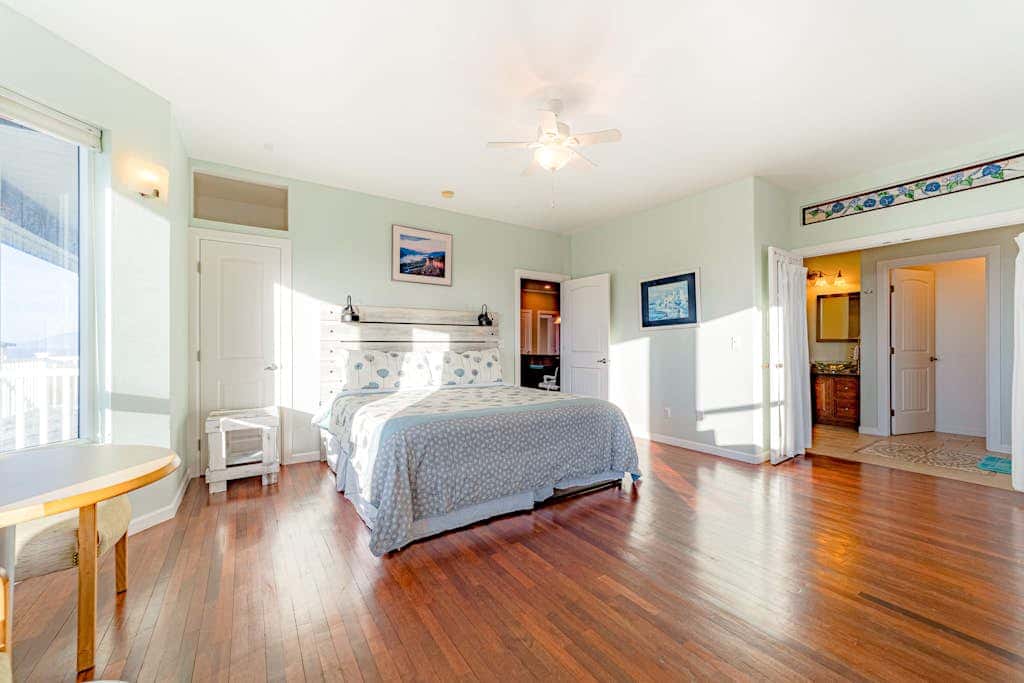 Dog-friendly ocean view home with WiFi, remote work spaces, and washer&dryer