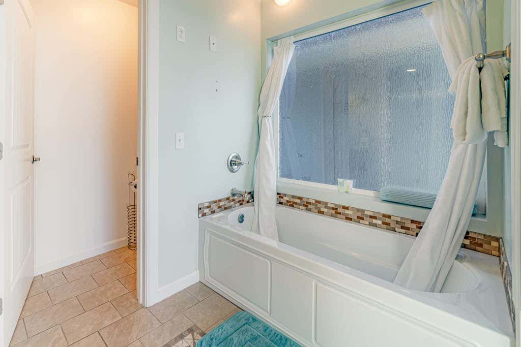 Dog-friendly ocean view home with WiFi, remote work spaces, and washer&dryer