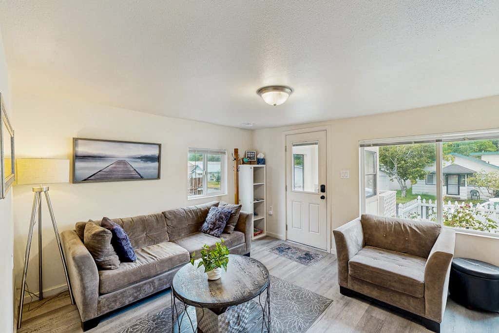 Cozy family beach cottage with hot tub, deck, WiFi, surfboard-walk to bay, Dogs ok