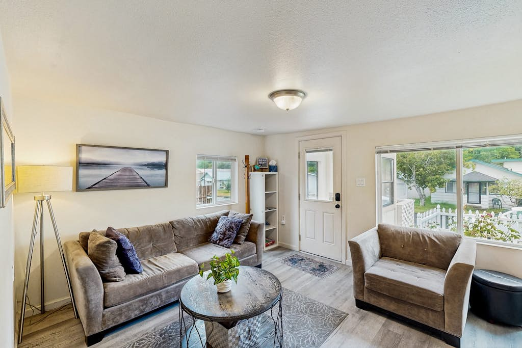 Cozy family beach cottage with hot tub, deck, WiFi, surfboard-walk to bay, Dogs ok