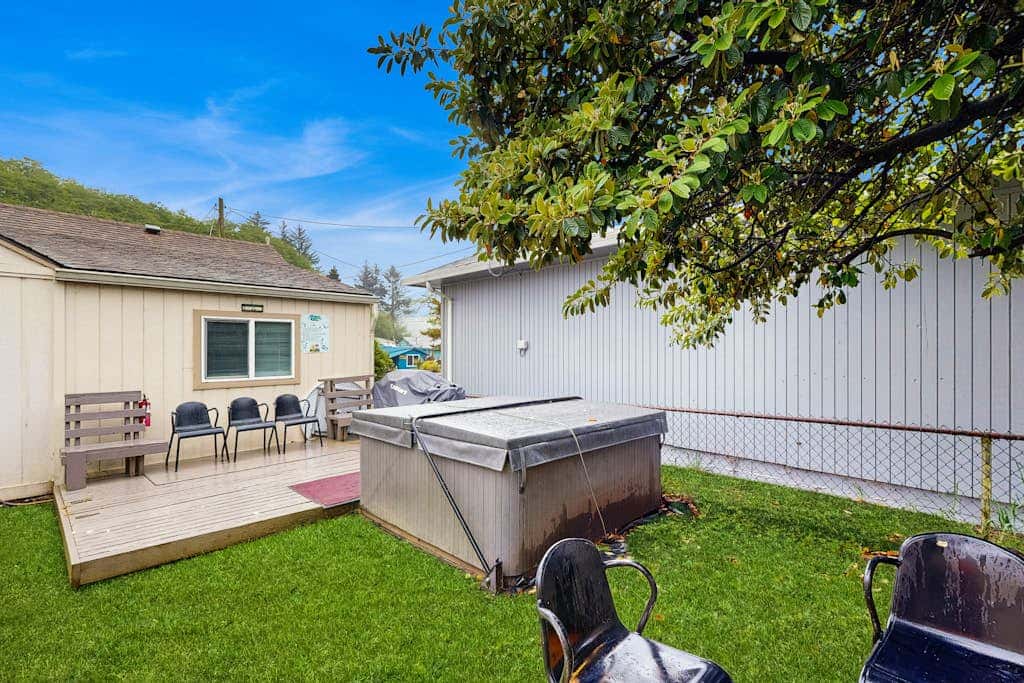 Cozy family beach cottage with hot tub, deck, WiFi, surfboard-walk to bay, Dogs ok