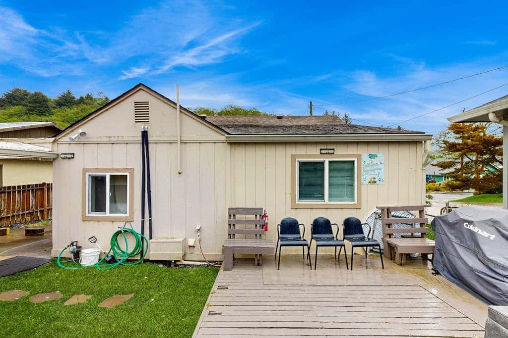 Cozy family beach cottage with hot tub, deck, WiFi, surfboard-walk to bay, Dogs ok