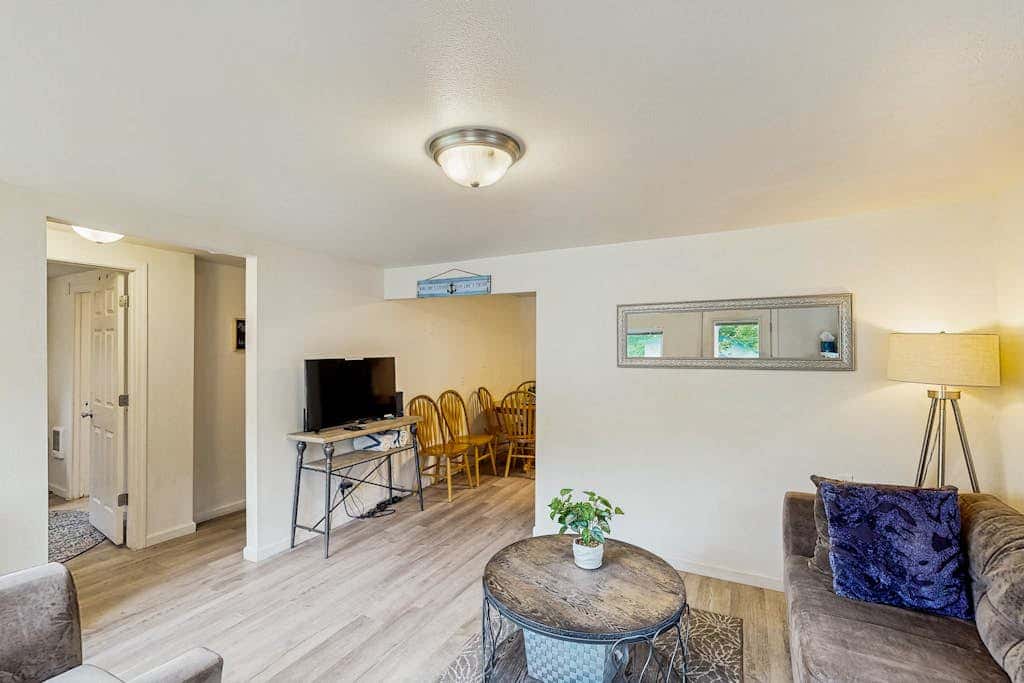 Cozy family beach cottage with hot tub, deck, WiFi, surfboard-walk to bay, Dogs ok