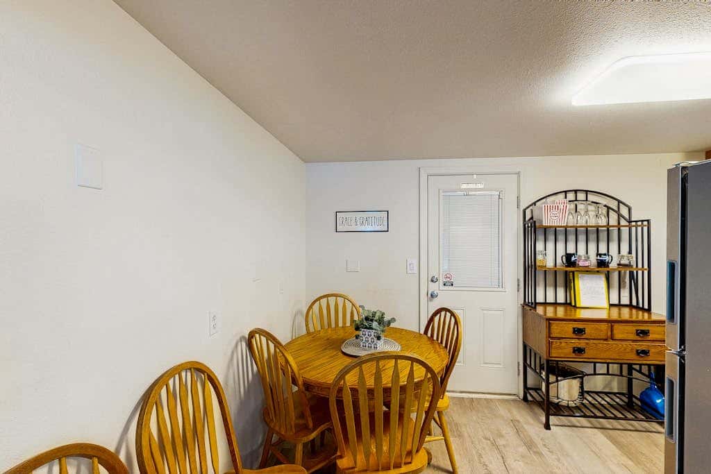 Cozy family beach cottage with hot tub, deck, WiFi, surfboard-walk to bay, Dogs ok