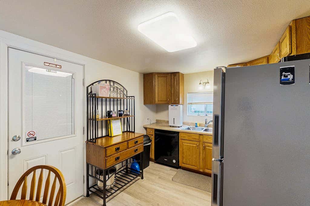 Cozy family beach cottage with hot tub, deck, WiFi, surfboard-walk to bay, Dogs ok