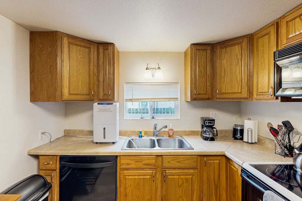 Cozy family beach cottage with hot tub, deck, WiFi, surfboard-walk to bay, Dogs ok