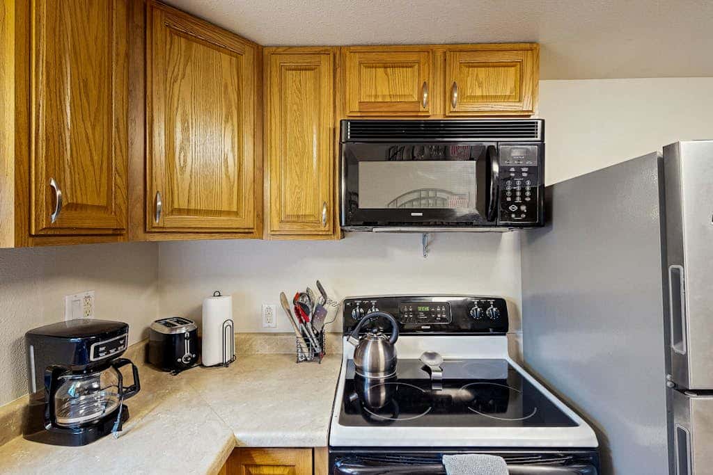 Cozy family beach cottage with hot tub, deck, WiFi, surfboard-walk to bay, Dogs ok