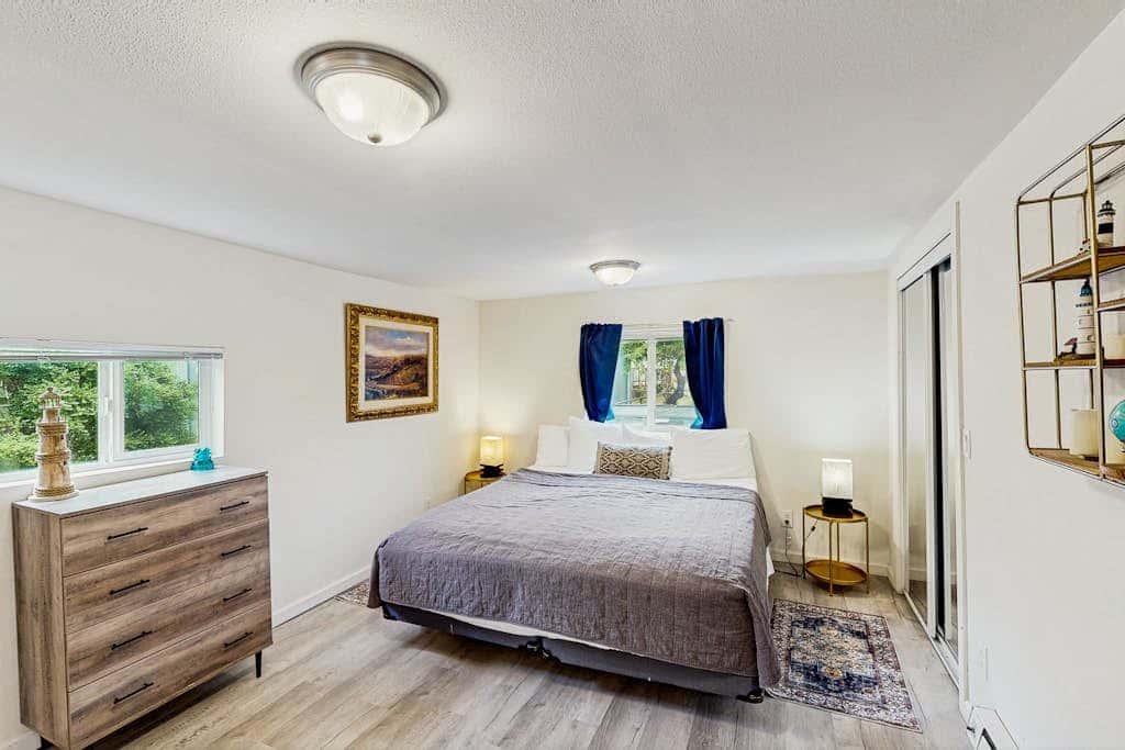 Cozy family beach cottage with hot tub, deck, WiFi, surfboard-walk to bay, Dogs ok