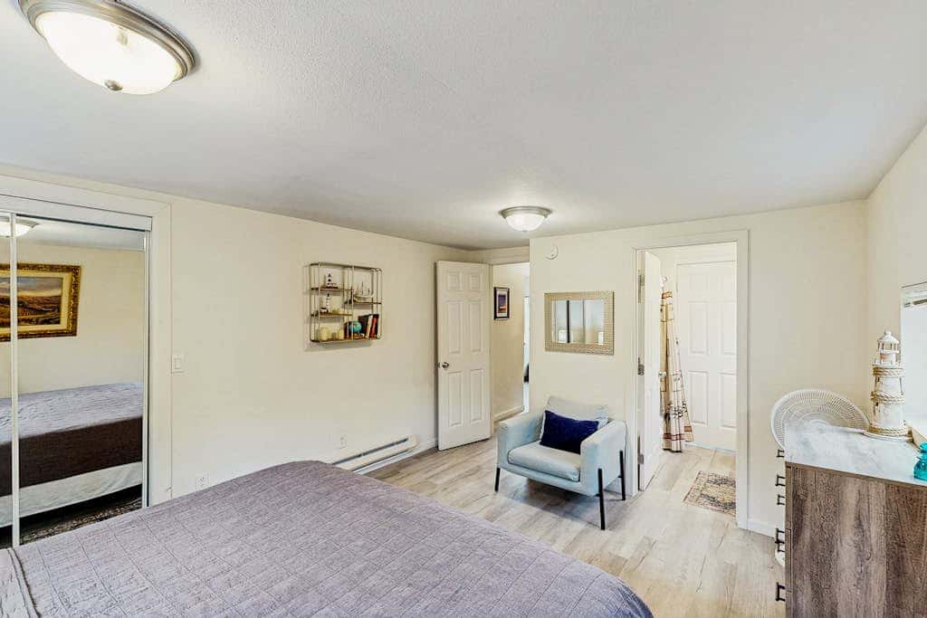 Cozy family beach cottage with hot tub, deck, WiFi, surfboard-walk to bay, Dogs ok