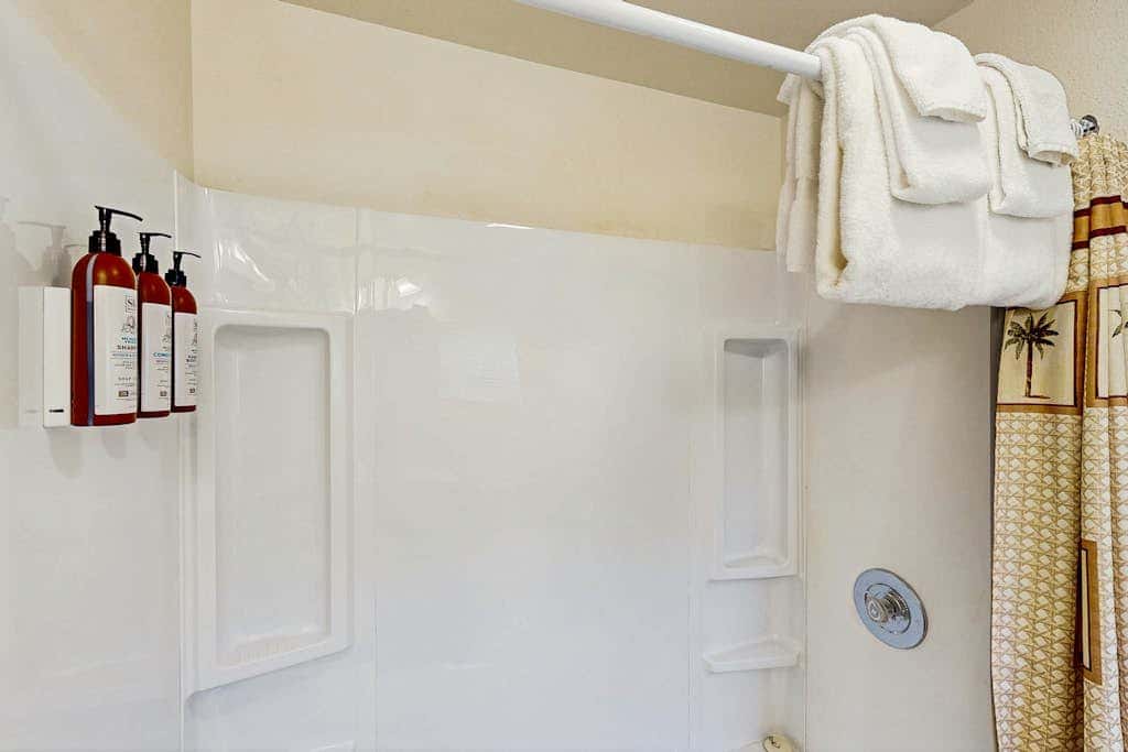 Cozy family beach cottage with hot tub, deck, WiFi, surfboard-walk to bay, Dogs ok