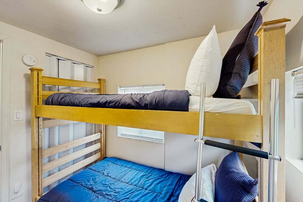 Cozy family beach cottage with hot tub, deck, WiFi, surfboard-walk to bay, Dogs ok