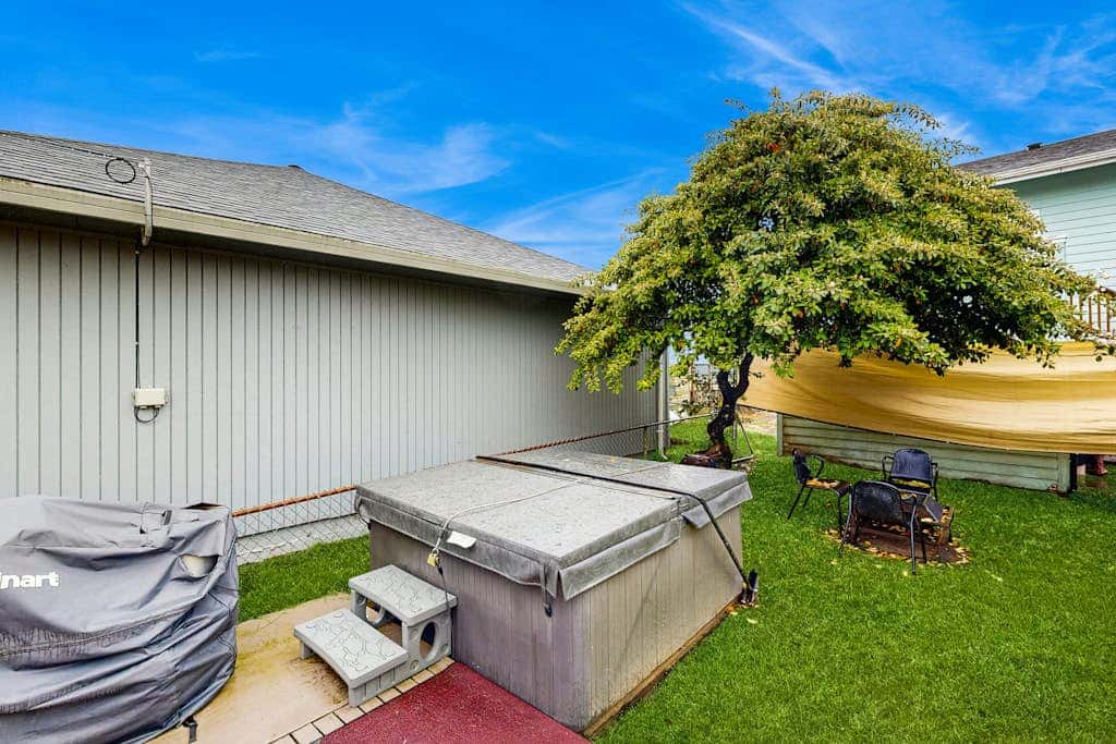 Cozy family beach cottage with hot tub, deck, WiFi, surfboard-walk to bay, Dogs ok