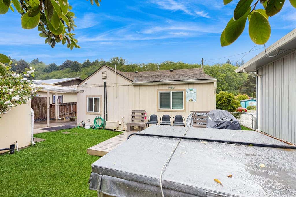 Cozy family beach cottage with hot tub, deck, WiFi, surfboard-walk to bay, Dogs ok