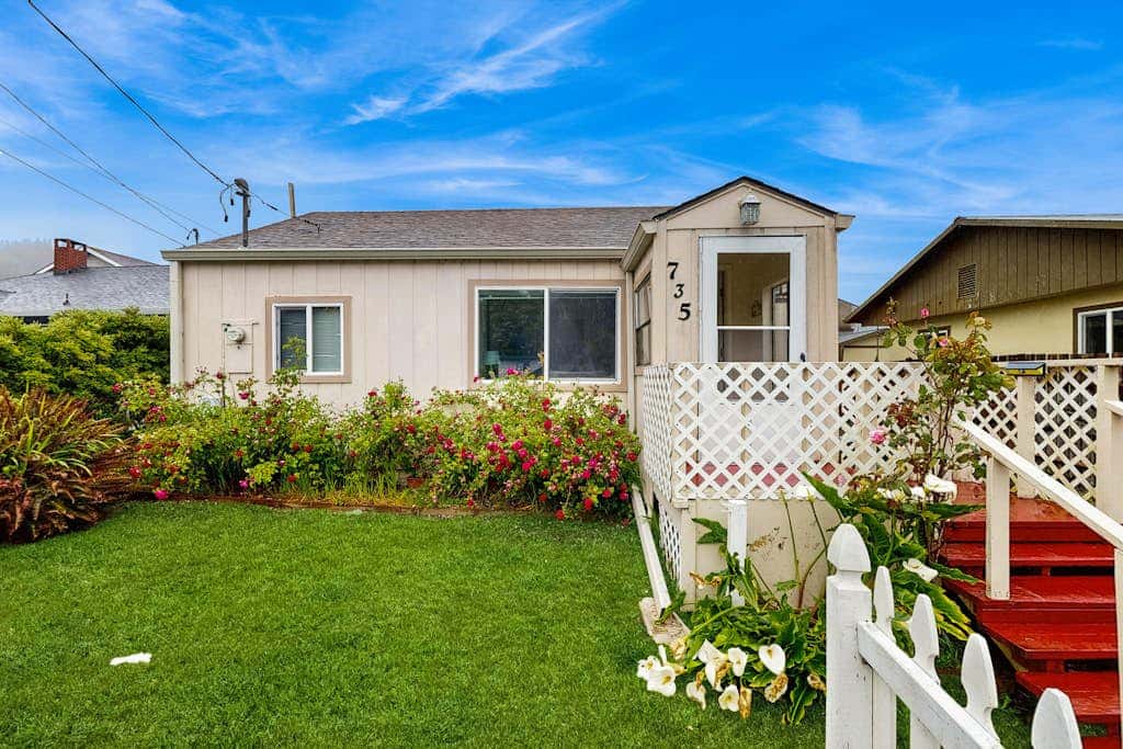 Cozy family beach cottage with hot tub, deck, WiFi, surfboard-walk to bay, Dogs ok