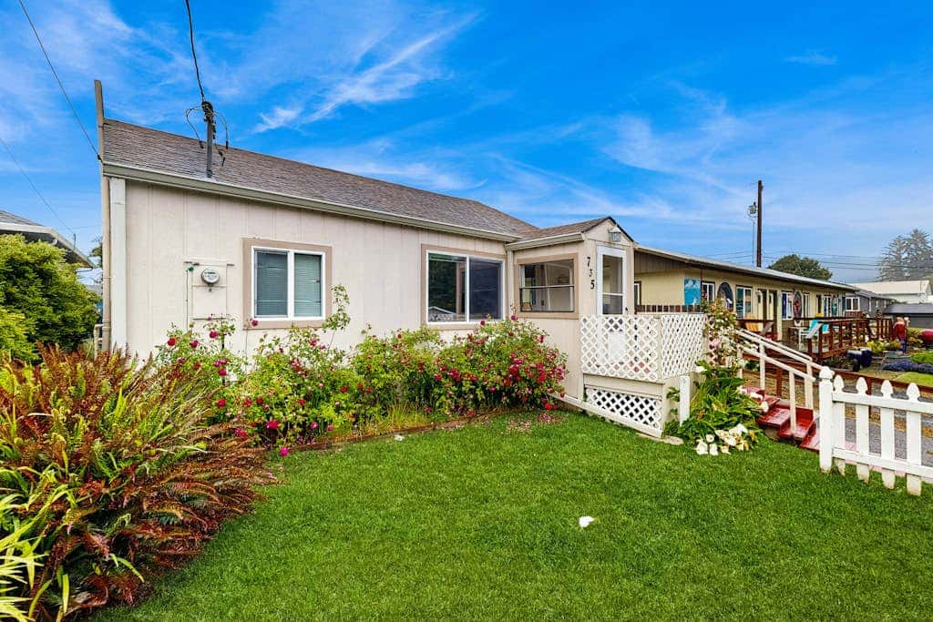 Cozy family beach cottage with hot tub, deck, WiFi, surfboard-walk to bay, Dogs ok