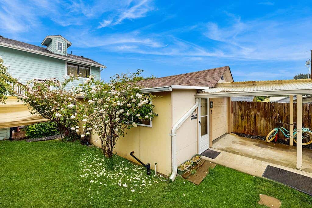Cozy family beach cottage with hot tub, deck, WiFi, surfboard-walk to bay, Dogs ok