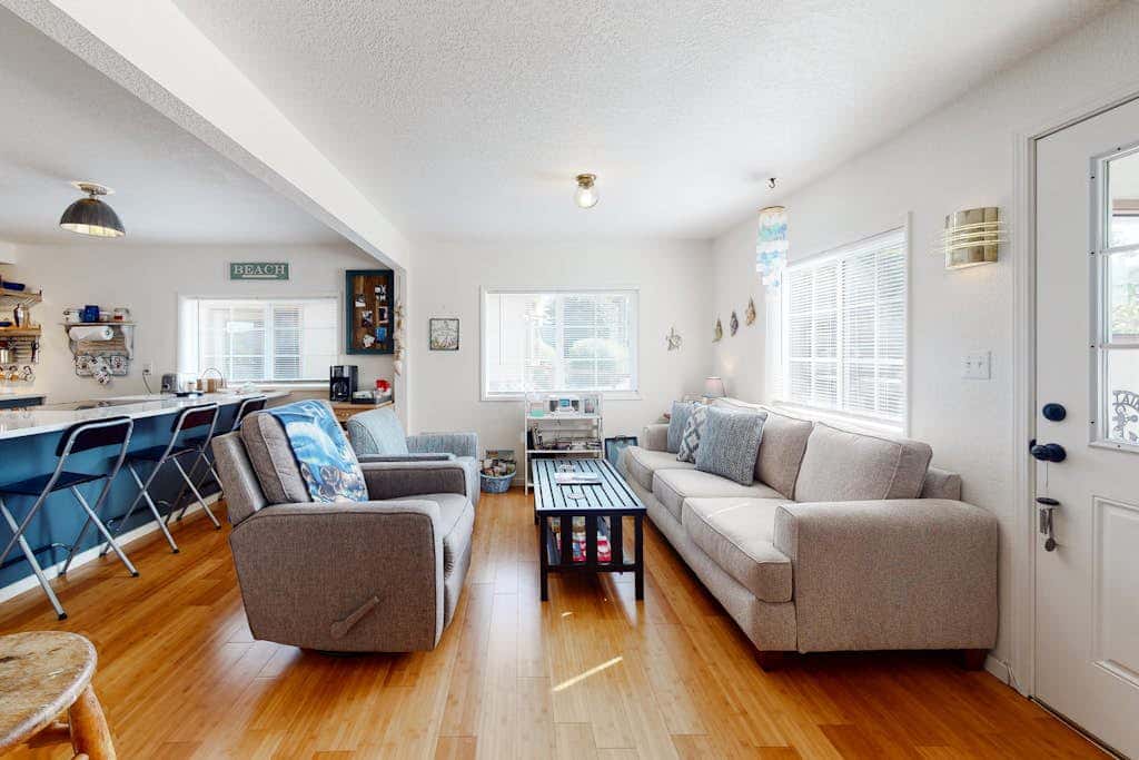 Dog-friendly coastal-themed home with a full kitchen & washer&dryer